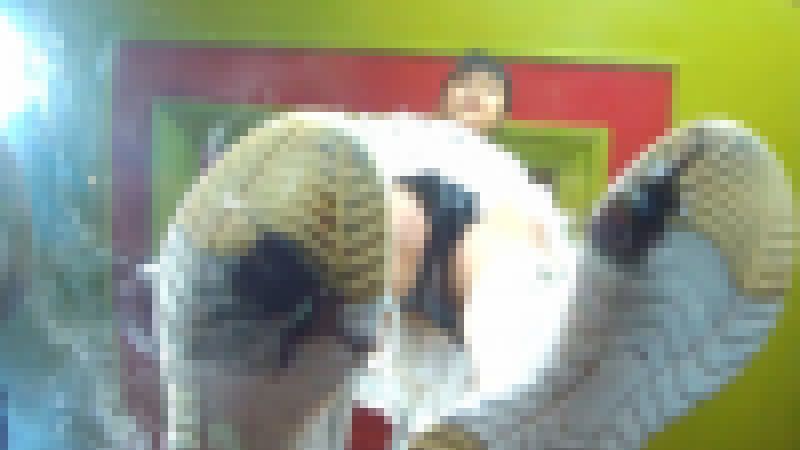 高画質ｍｐ４版アイドル級美少女のガラステーブルで残酷踏み潰しスニーカー編　前編 サンプル画像