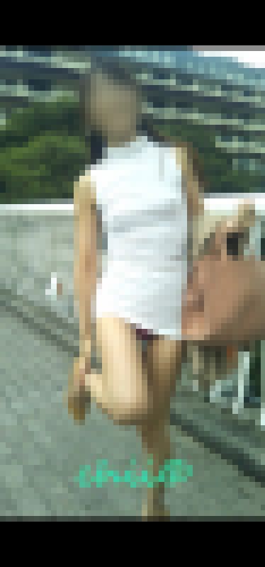 【個人撮影】有名温泉街 昼間の露出散歩 はみ尻 ぷっくり乳首 サンプル画像