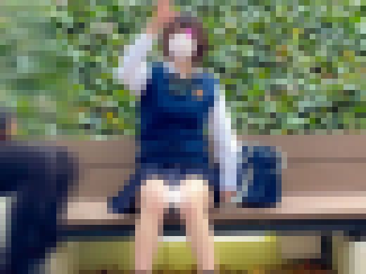 【J◯パンチラ】脚をパカパカさせてる彼女はレースおパンツだった件　サンプル画像1