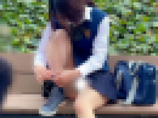 【J◯パンチラ】脚をパカパカさせてる彼女はレースおパンツだった件　サンプル画像2