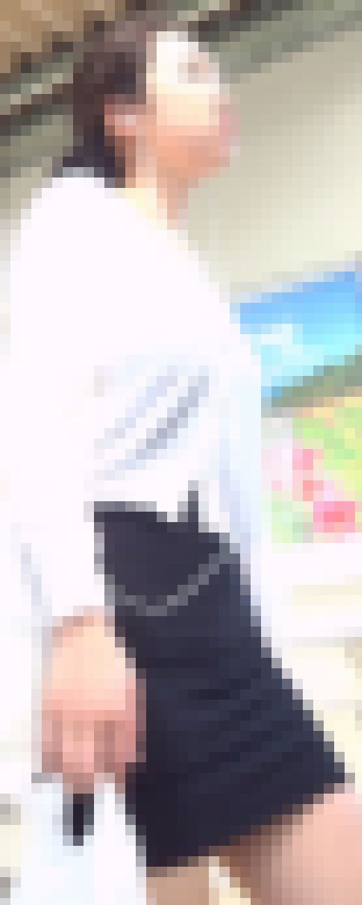 [★新作][★顔出し]パンチラ盗撮 超ミニスカギャル 白いTバックとナプキンが尻に食い込み　サンプル画像1