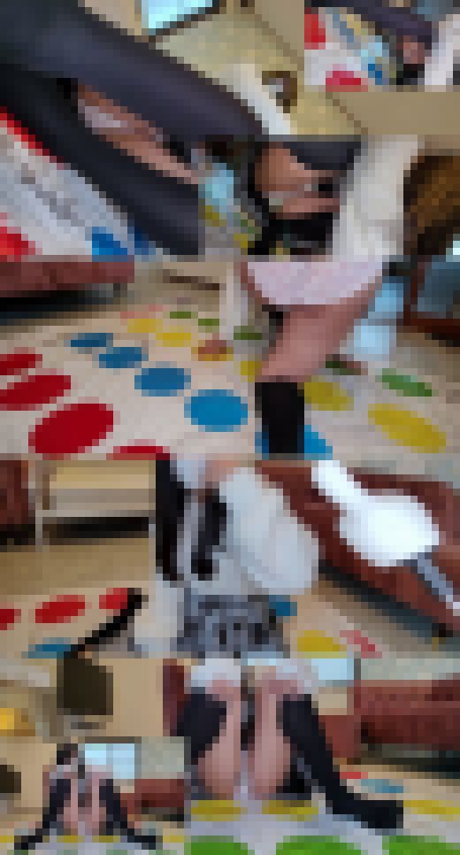 【4K】黒髪美女（18）に１人ツイスターゲームをやらせて...　サンプル画像2