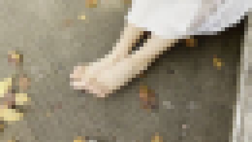 【完全裸足】第10弾！裸足で公園や周辺道路を歩く女性 part1　サンプル画像3