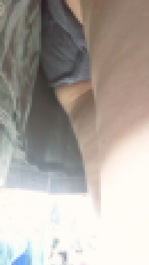[★新作][★顔出し]パンチラ盗撮 超ミニスカ制服女子 紺色パンツを電車内で激写 パンチラをガードするも無駄な抵抗　サンプル画像3