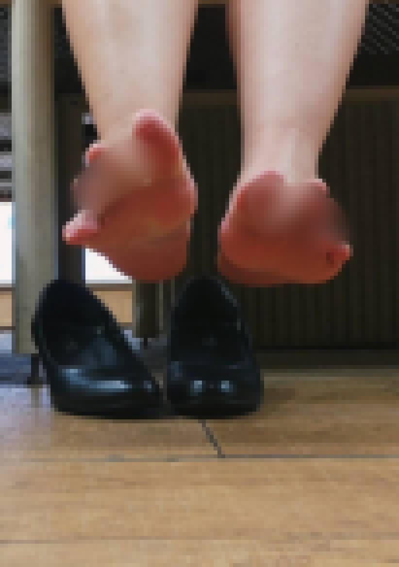 ４Ｋ足裏★３作セット★駅のホームで１７０ｃｍ美女のデカ足から放たれる獣臭＆働く美人ＯＬのスーツ素足パンプスは吐き気がする…＆新作 サンプル画像