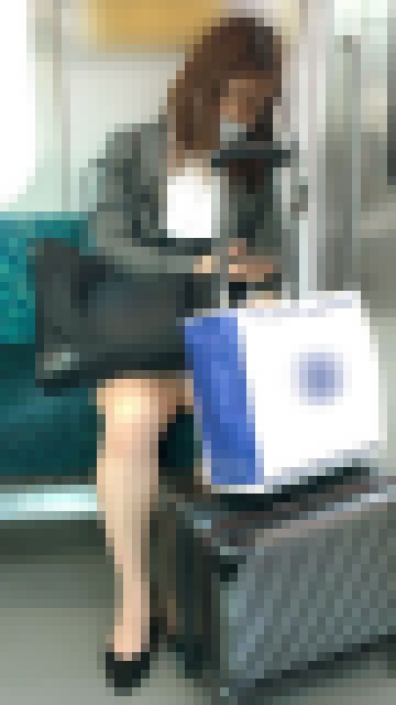 荷物でガードしているつもりになって油断している無防備OL(後編) サンプル画像1