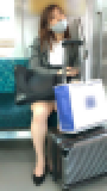荷物でガードしているつもりになって油断している無防備OL(後編) サンプル画像2