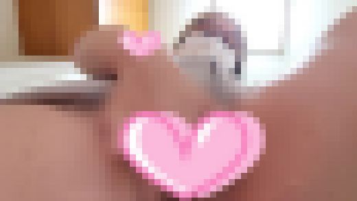 ❤愛華の自撮りオナニー❤妹夫婦が出かけた直後に玄関で夢中でオナニーする人妻　サンプル画像1