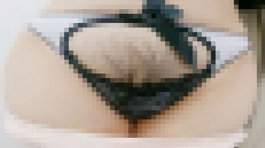 【ワンコイン人妻パンチラ】ヨガパンツの前から「マン毛がガン透け！」一見清楚なエアリアルヨガおばさん　サンプル画像1