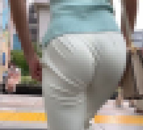 《残念ながら透けちゃっている…》 No.2254【Part1・白Tバックを履く白パンツ姿の高級姉さん】 サンプル画像