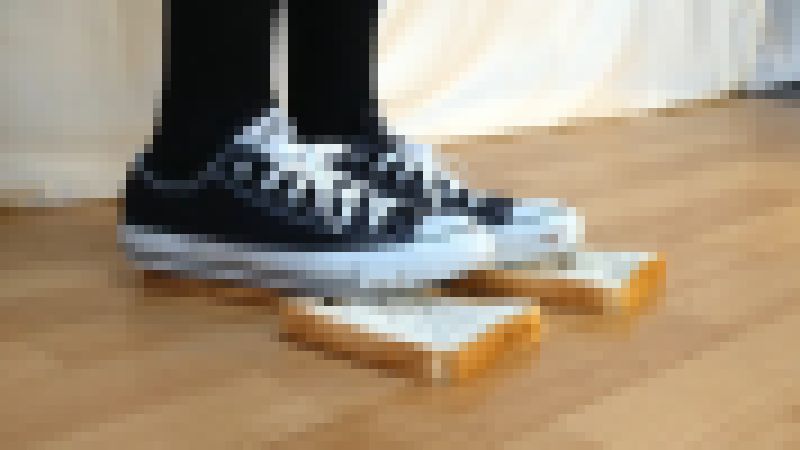 12-4　コンバースで食パンを踏みつける　足元アップVer. サンプル画像