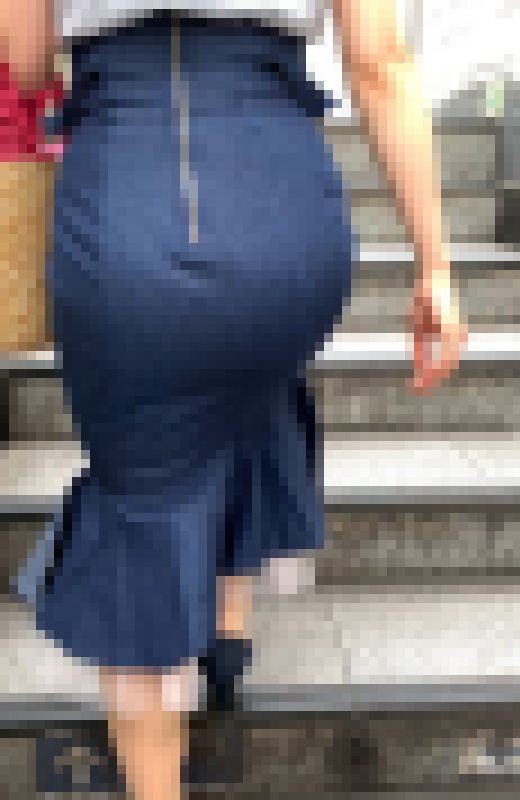 【デカ尻エロデニム】エロくびれ美人OLのデカ尻淫乱スレンダー美女OLが階段を占領する。デカ尻の中は濡れ濡れの膣!!【676】 サンプル画像1