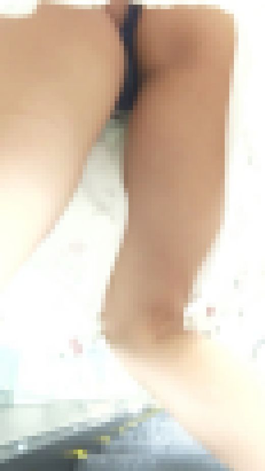 [★新作][★顔出し]パンチラ盗撮 かわいいOLさん 紺色パンツが尻に食い込み　サンプル画像3