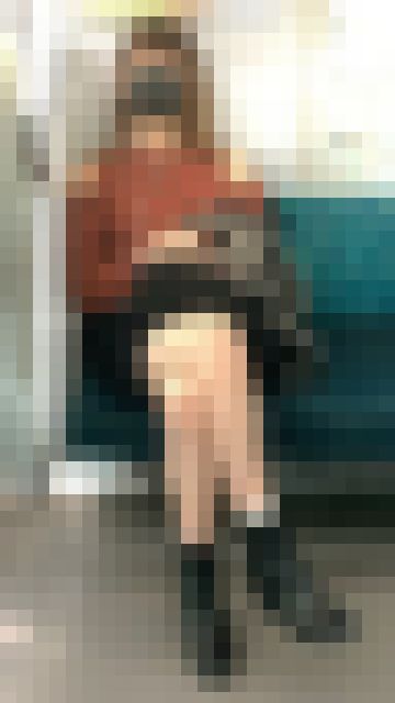 肩を露出したファッションで堂々と座る気が強そうな美人女子大生（其の四）　サンプル画像3