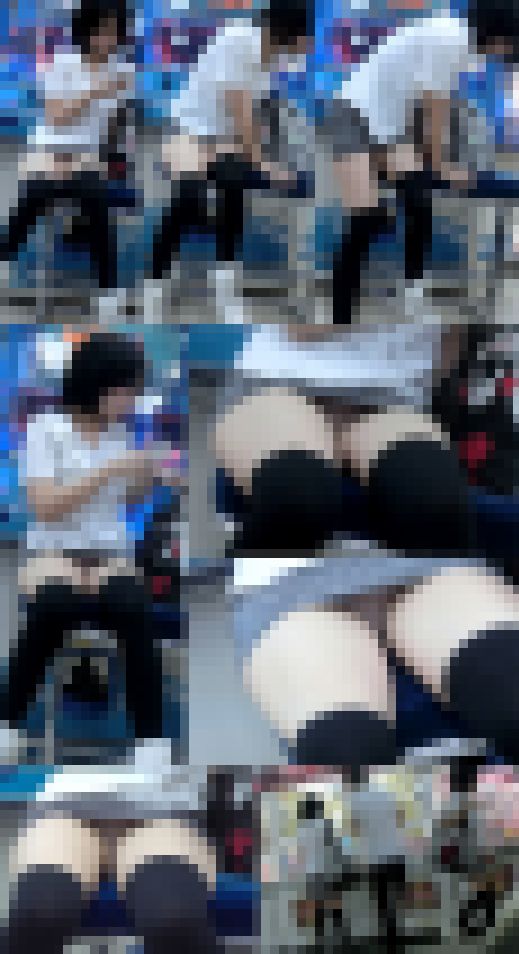 ゲーセンにいたミニスカ少女の丸見え無防備開脚パンチラ盗撮動画 サンプル画像3