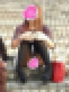 ミニスカで座るからパンチラしてるギャル1 サンプル画像