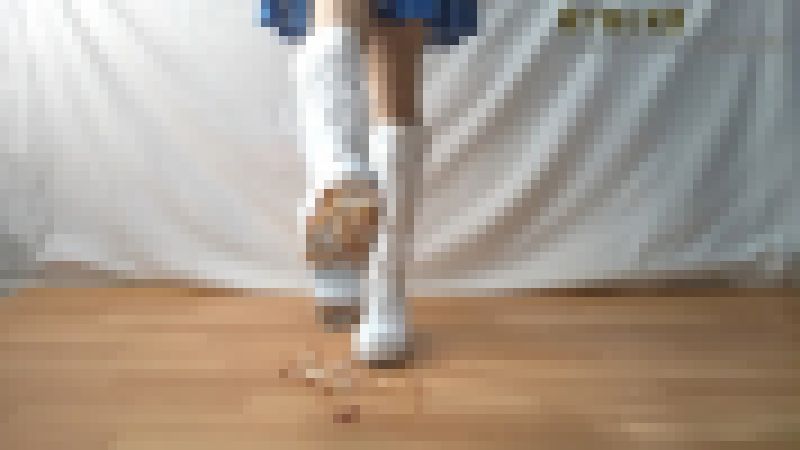 16-1　コスプレで食パンと菓子パン２つを踏みつける サンプル画像