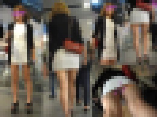 【盗撮！】お姉さんの短すぎるスカートでモロ出しになるナマ脚＆パ○ティがエロ過ぎる！！ サンプル画像