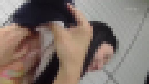 同僚の女性と職場で「くすぐり・くすぐられ対決」ブラジャーまで見えちゃいました　サンプル画像2