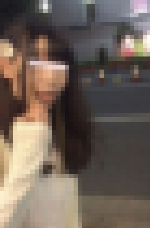 美女の背中までがっつり逆さ撮りして勃起して話しかけたw　サンプル画像1