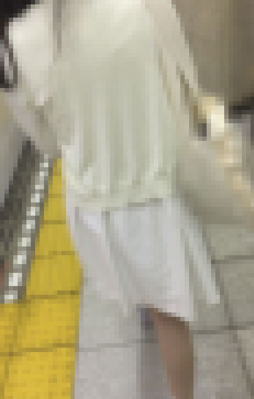 美女の背中までがっつり逆さ撮りして勃起して話しかけたw　サンプル画像2
