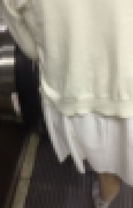 美女の背中までがっつり逆さ撮りして勃起して話しかけたw　サンプル画像3