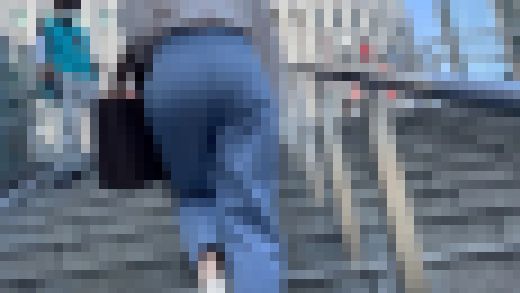 階段でデカ尻と下着のラインを見せまくる清楚系OL サンプル画像1