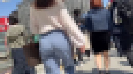 階段でデカ尻と下着のラインを見せまくる清楚系OL サンプル画像2