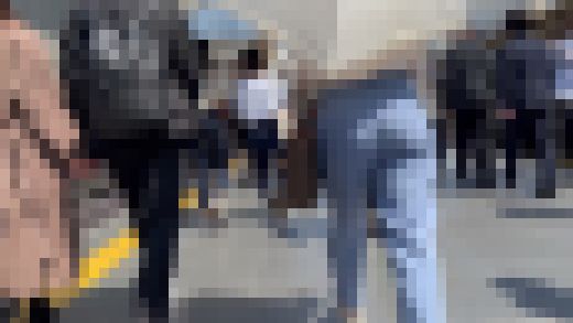 階段でデカ尻と下着のラインを見せまくる清楚系OL サンプル画像3