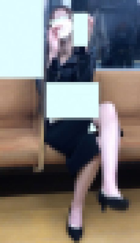 エロい黒スカートの美女 サンプル画像