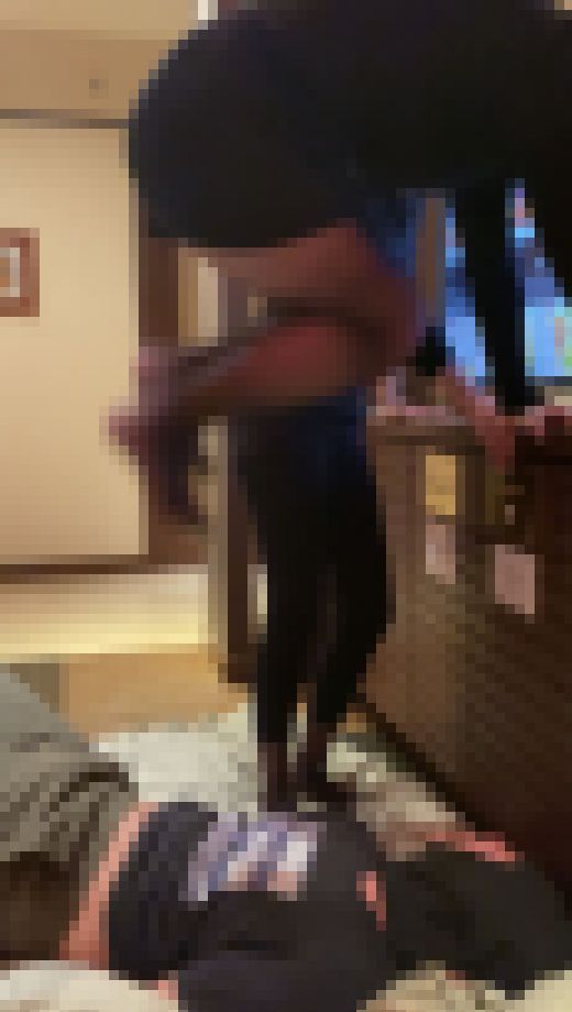 26後編【顔面破壊】仕事終わりの黒ストで無口なM男さんが叫ぶまで残酷に踏み続ける　サンプル画像1