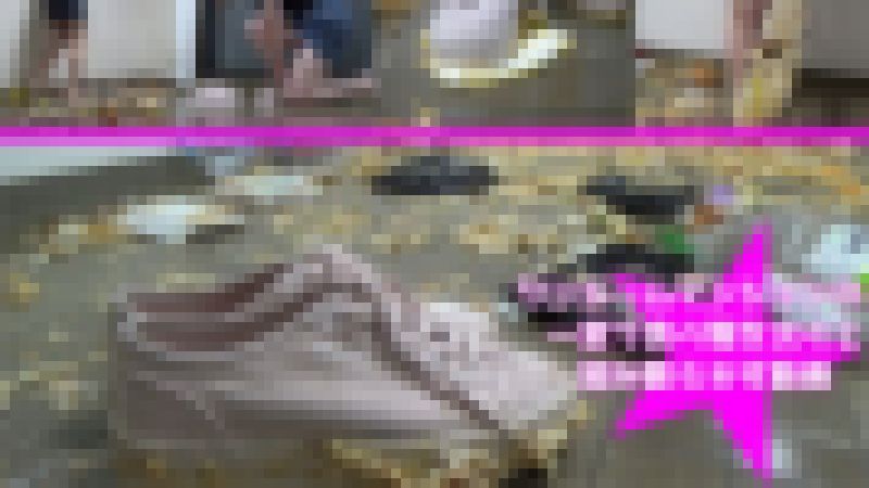 ワンルームマンションの一室で食べ物を次々と踏み散らかす動画 サンプル画像