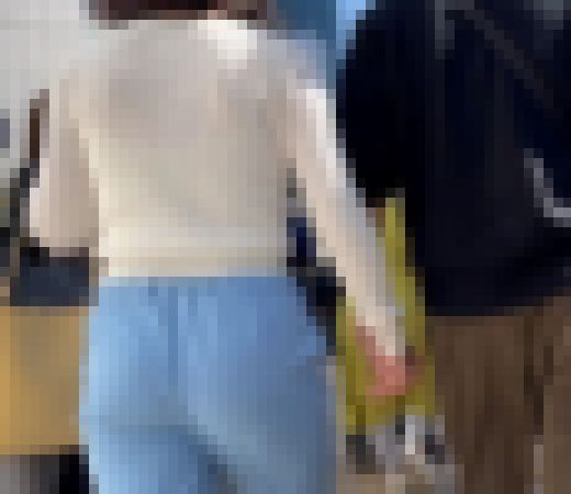 清楚な水色パンツと白ニットでムチムチ体型を見せつける20代前半OL サンプル画像