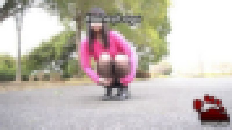 「黒ストッキングを履いた足をじっくり見てください。」 サンプル画像