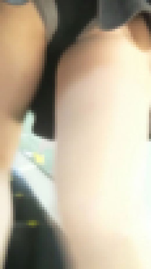 [★新作]パンチラ盗撮 超ミニスカ女子 グレーの縞パンツがハミ出し　サンプル画像2