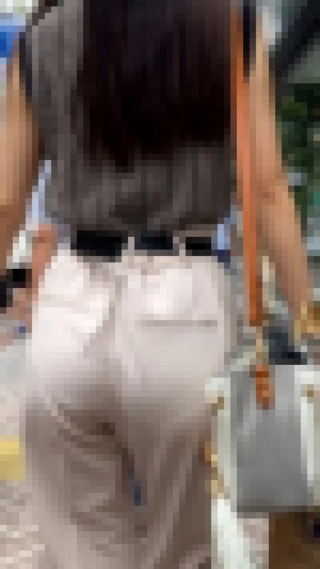 【白系パン】【Pライン】歩いているだけで見えてしまうお姉さん サンプル画像