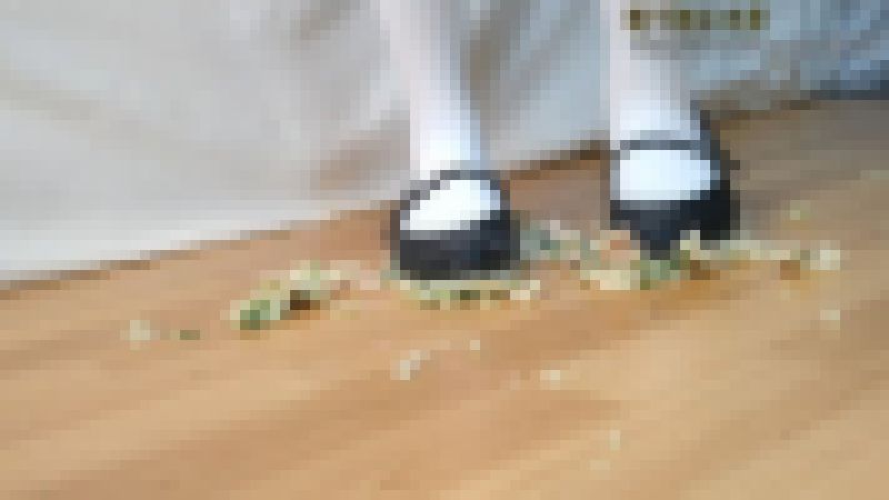 4-10　メイドさんは足でポテトサラダを作ってくれる　足元アップVer. サンプル画像