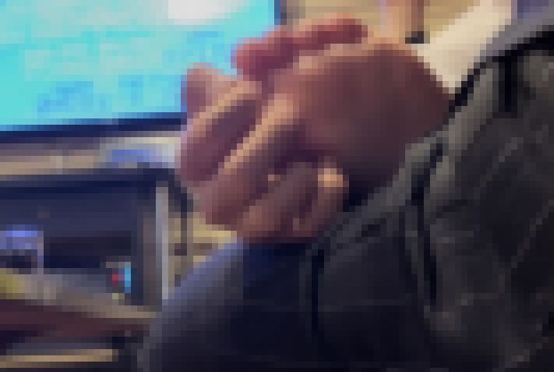 20歳25cm大学生、カラオケ中に敏感足裏くすぐり！２分２２秒 サンプル画像