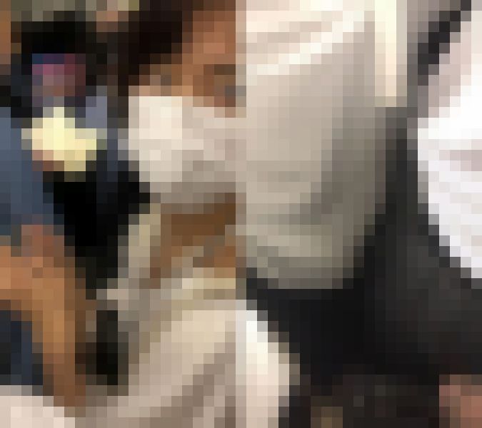 押しつけ痴漢を振り向き確認するお姉さん サンプル画像