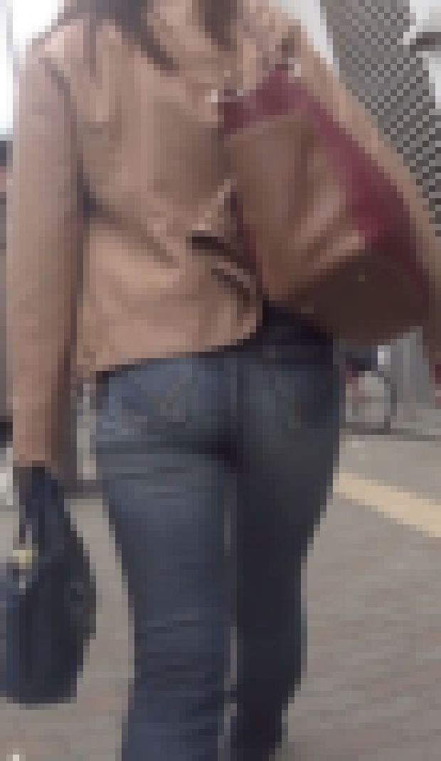 割れ目でか尻なお姉さんに釘付け サンプル画像