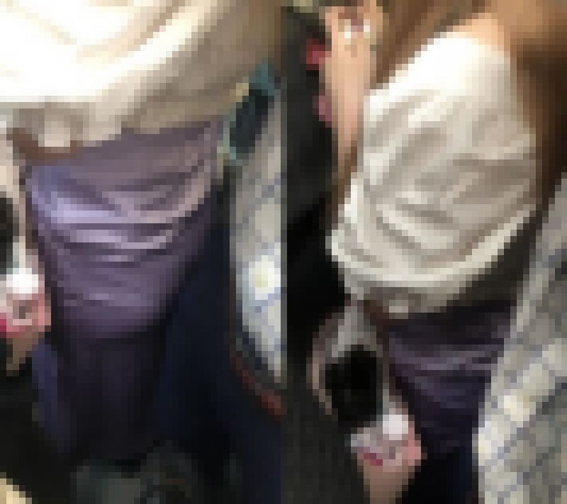 もっこり股間をグリグリ押しつけ痴漢されるお姉さん サンプル画像