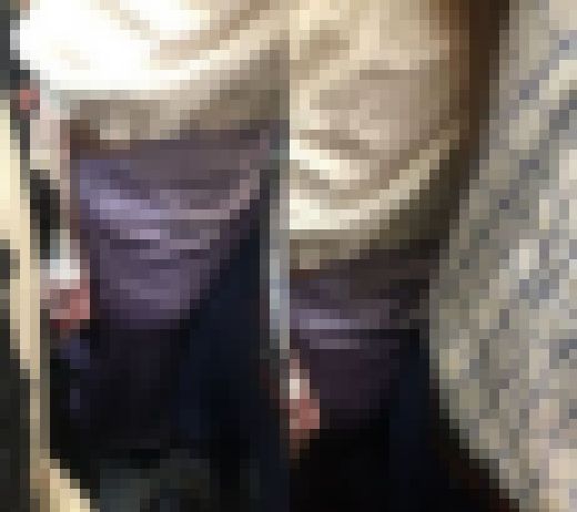 もっこり股間をグリグリ押しつけ痴漢されるお姉さん　サンプル画像1