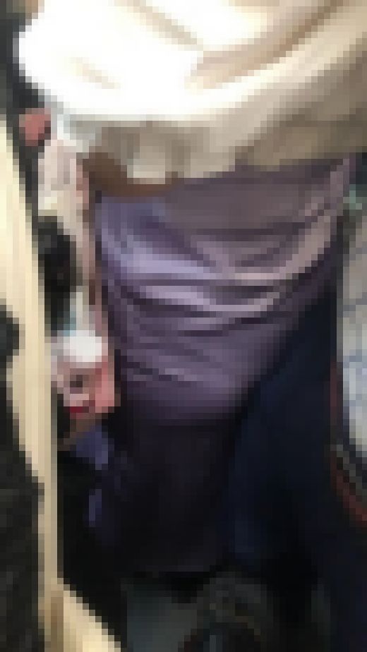 もっこり股間をグリグリ押しつけ痴漢されるお姉さん　サンプル画像3