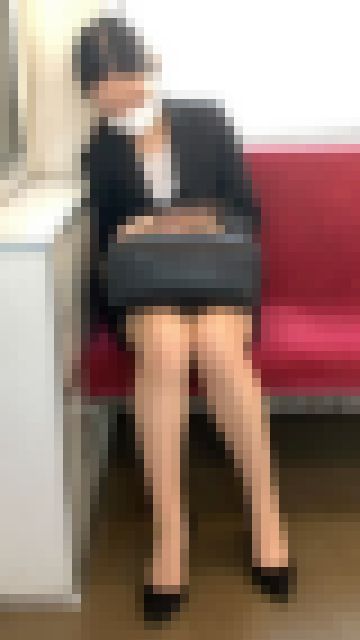 短いスカートから国宝級の美脚を見せてくれたエロすぎる美人OLさん（其の五）　サンプル画像2