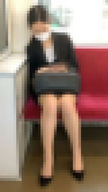 短いスカートから国宝級の美脚を見せてくれたエロすぎる美人OLさん（其の五）　サンプル画像3