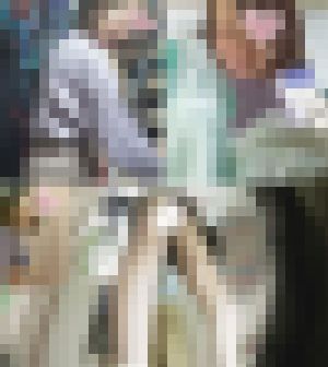 捻挫中のお姉さんが…　　器用に片手着替え　　僕のお店の試着室394　サンプル画像1
