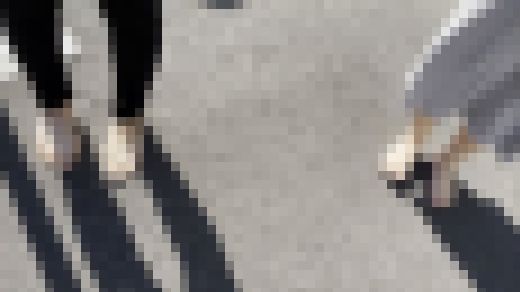 【完全裸足】第14弾！裸足で外を歩く女性2人組 part2　サンプル画像1