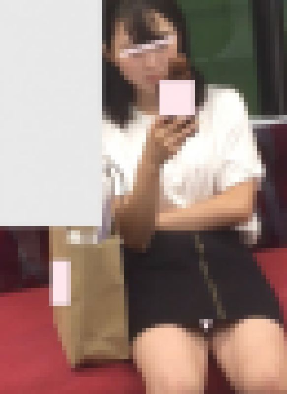 カバンのせいで股開き気味のミニスカ美女 サンプル画像