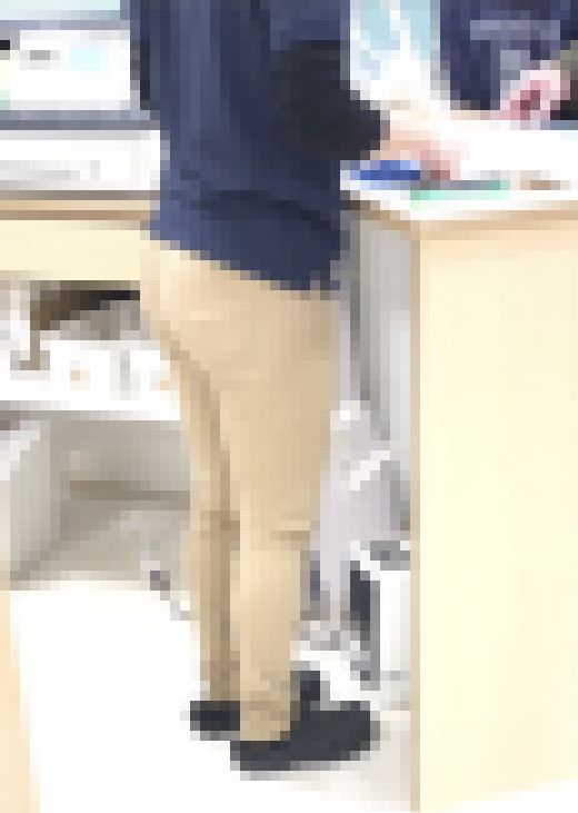 【20代はたらく巨尻】アイドル顔のお姉さんのベーパンが巨尻にフィットしすぎて下半身露出状態w サンプル画像