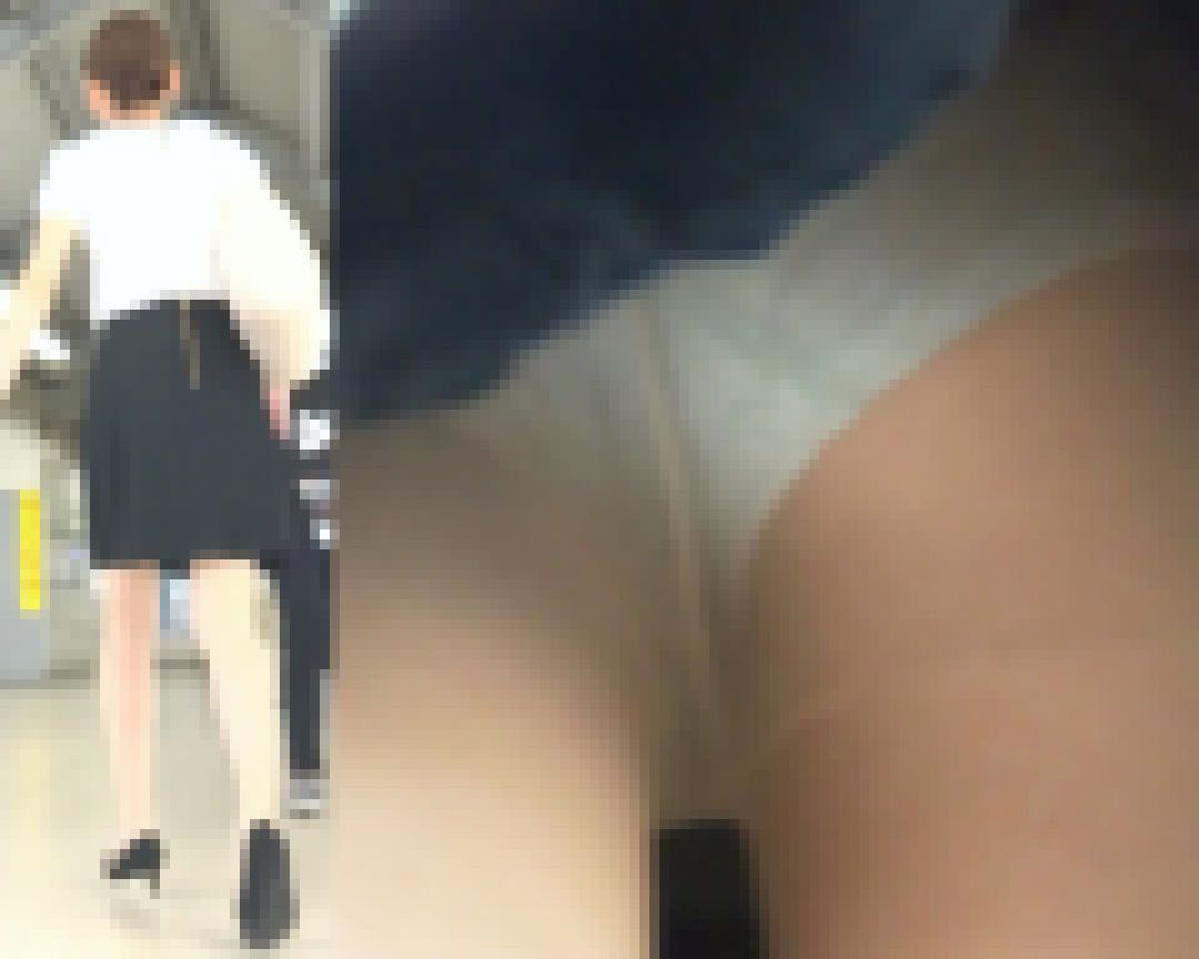 [★新作]パンチラ盗撮 OLさん チェック柄の水色パンツを接近して撮影 サンプル画像